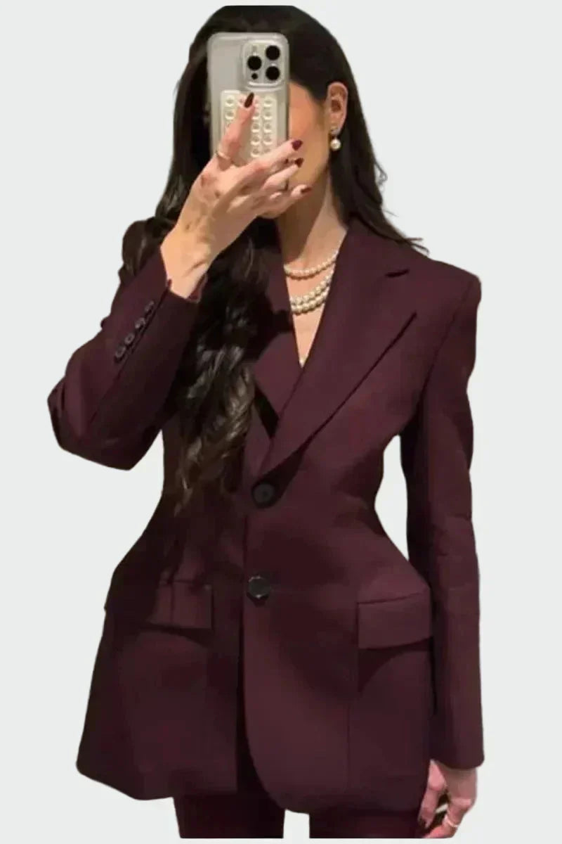 Kavaj med uttrycksfulla linjer