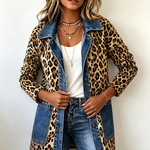 Selma | Lång jacka med leopardmönster och kontrasterande denimkanter