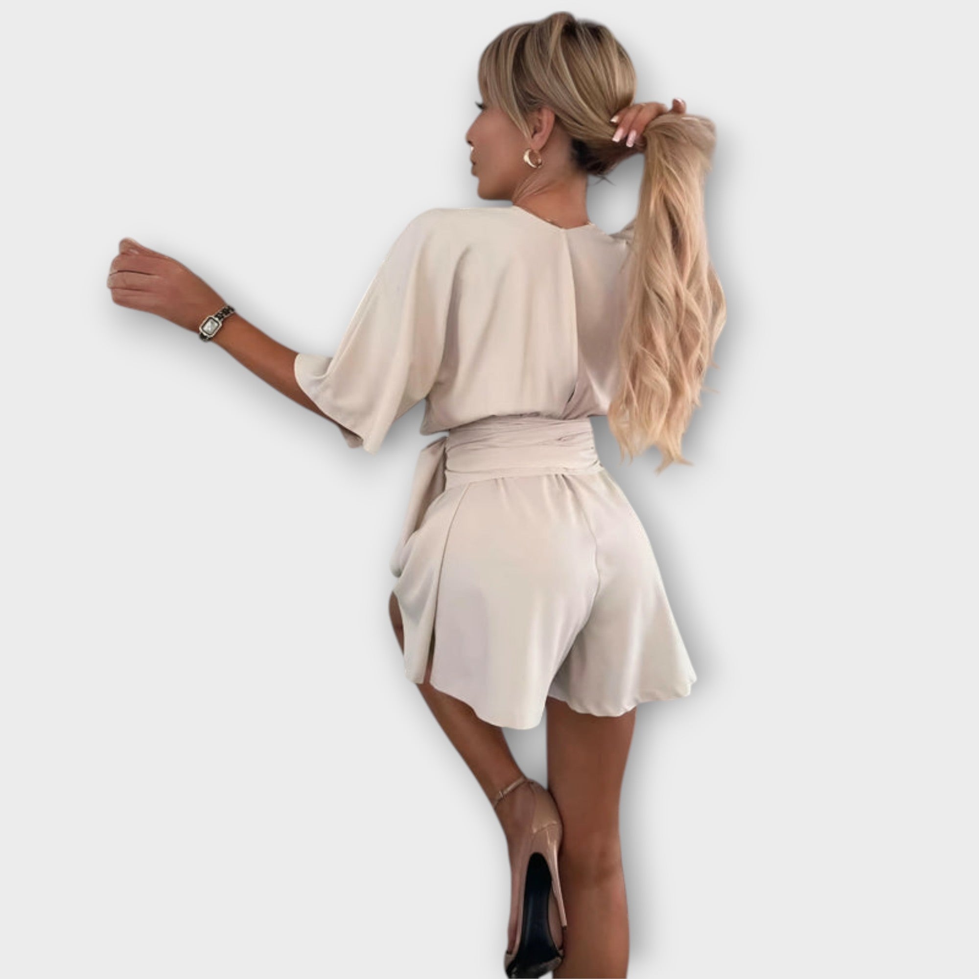 Marita | Elegant playsuit med knytskärp
