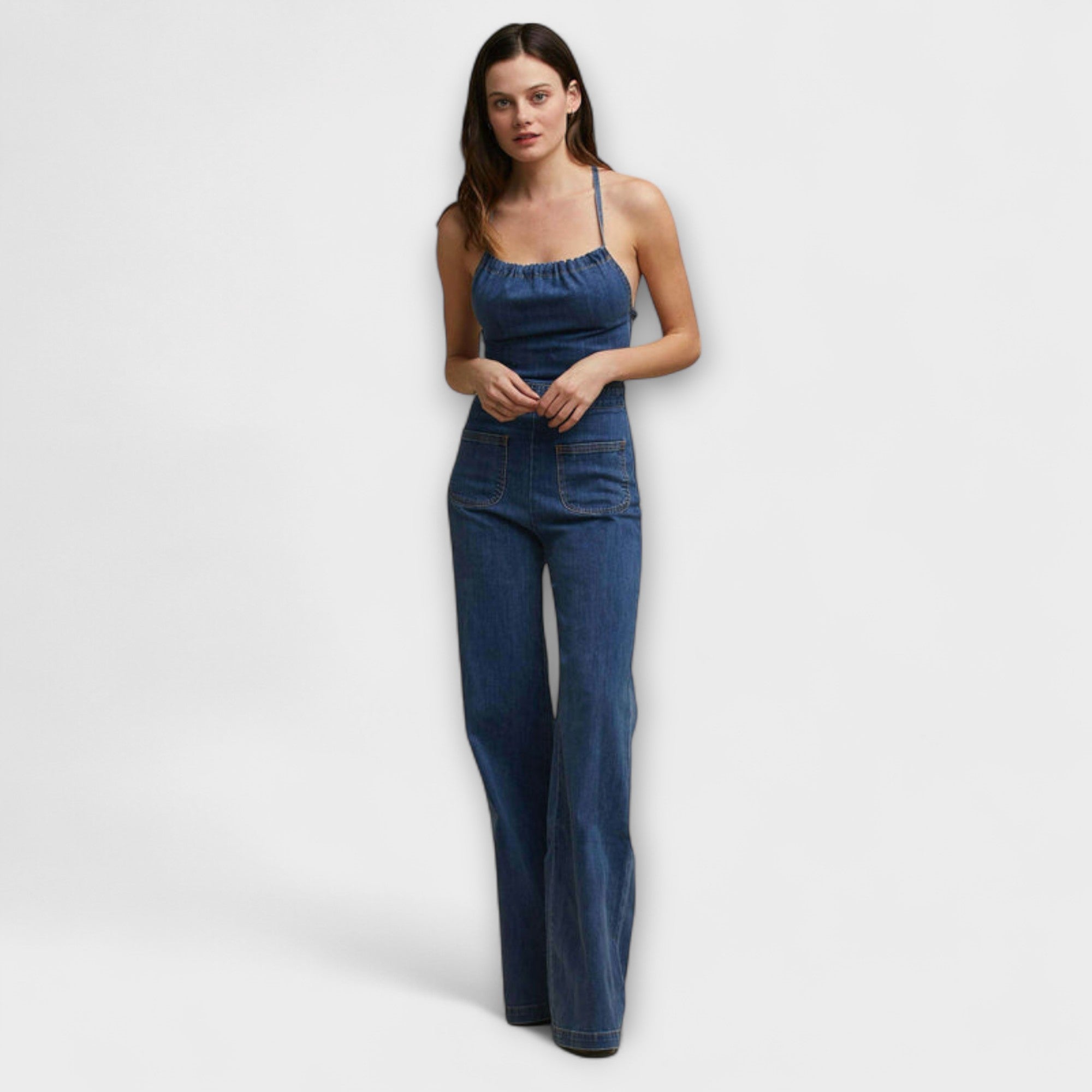 Stefanie | Utsvängd denim jumpsuit med knytdetalj