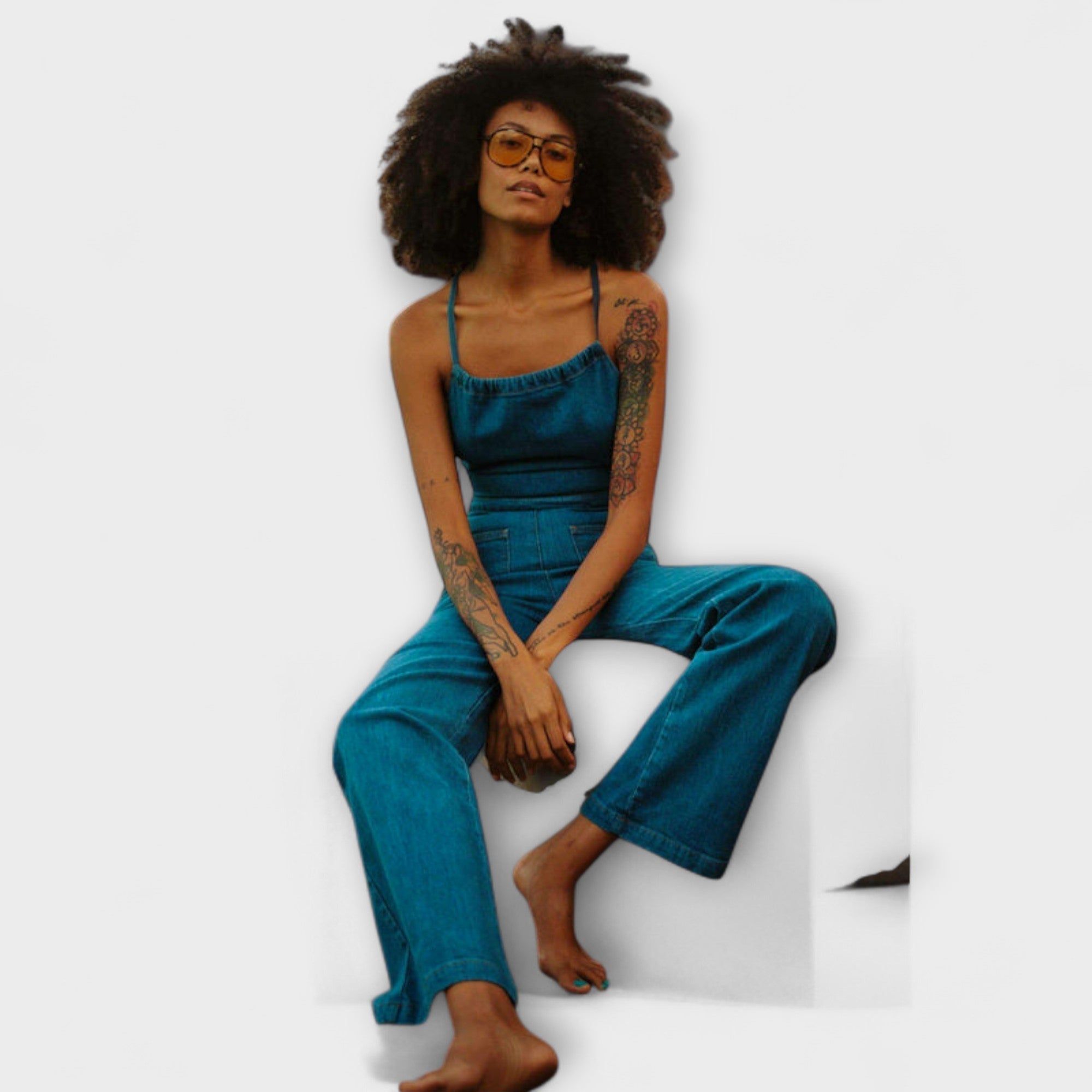 Stefanie | Utsvängd denim jumpsuit med knytdetalj