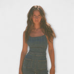 Stefanie | Utsvängd denim jumpsuit med knytdetalj