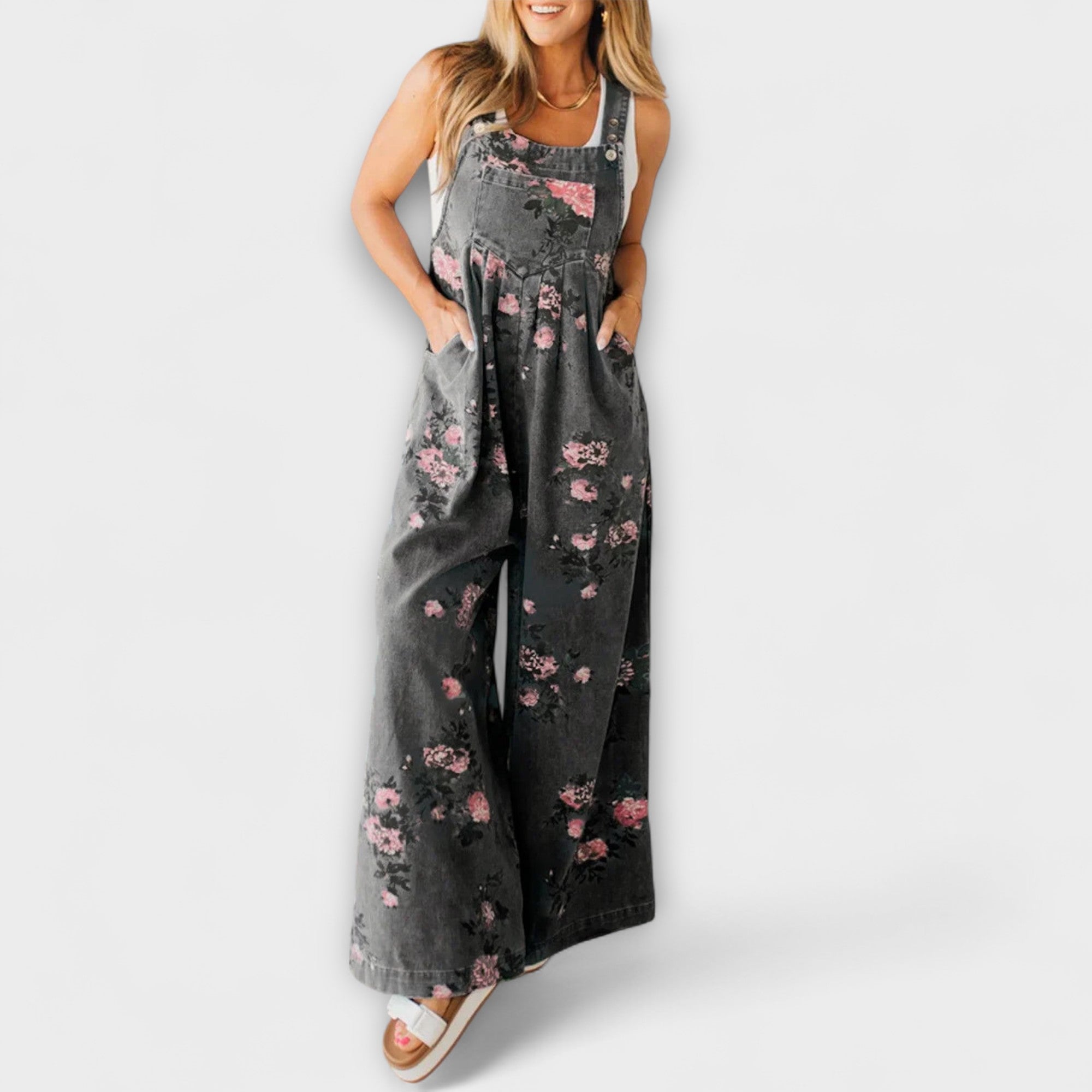 Susanne | Vida hängselbyxor i denim med blommönster