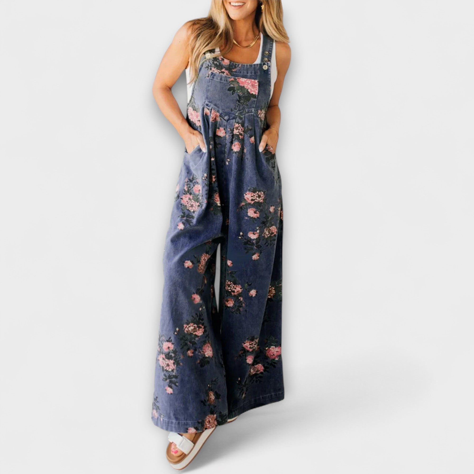 Susanne | Vida hängselbyxor i denim med blommönster