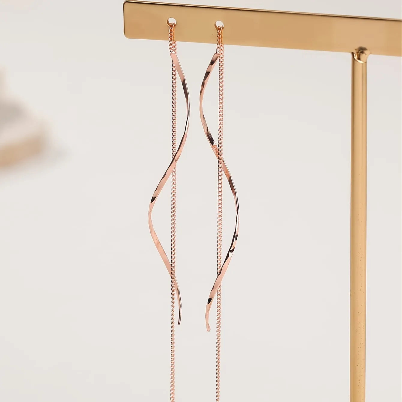 Sylvia | Långa örhängen med vågformad design