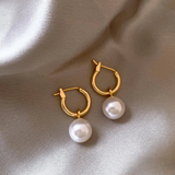 Lara | Eleganta örhängen med gyllene pärlor