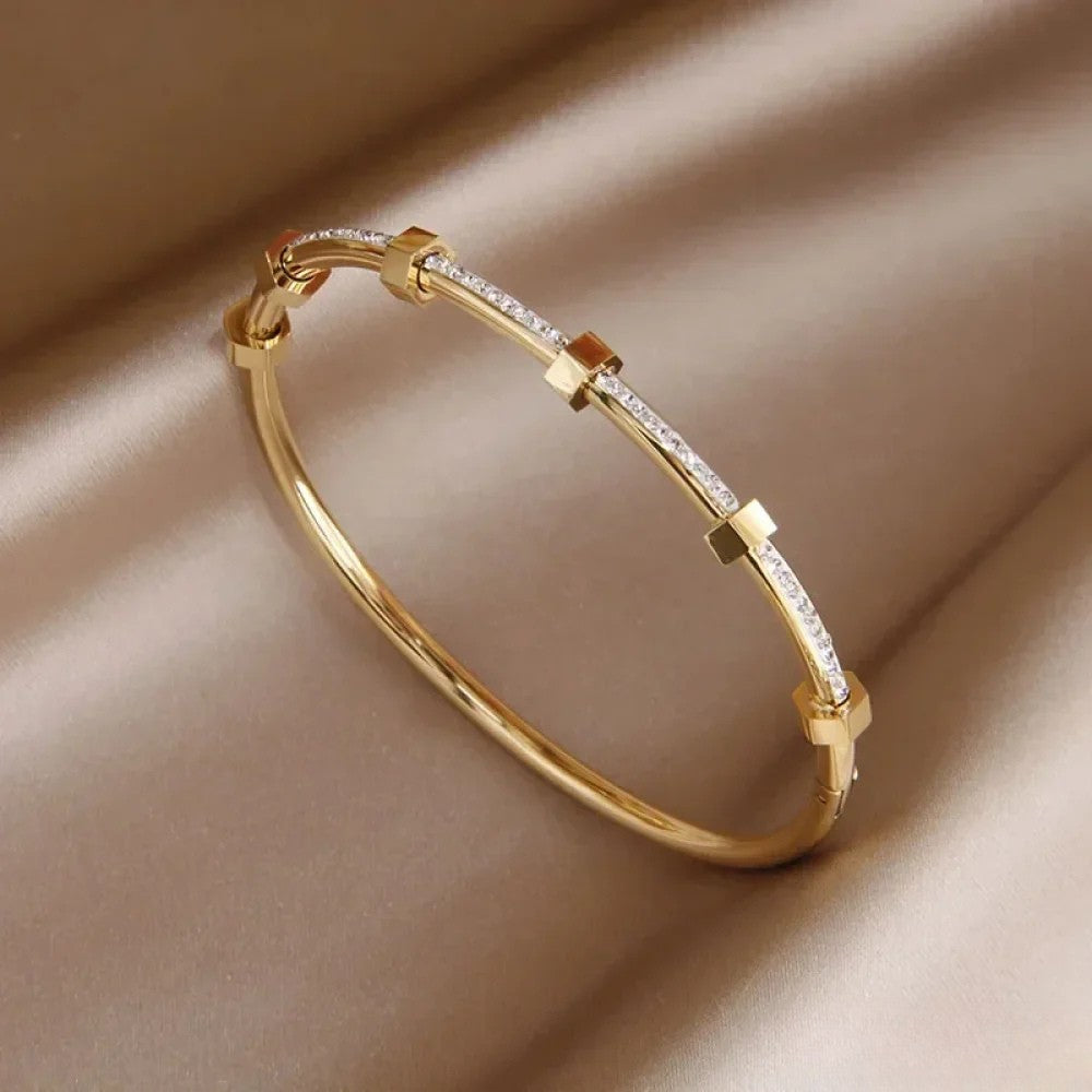 Wilhelmine | Elegant guldfärgat armband med lyster