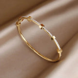 Wilhelmine | Elegant guldfärgat armband med lyster
