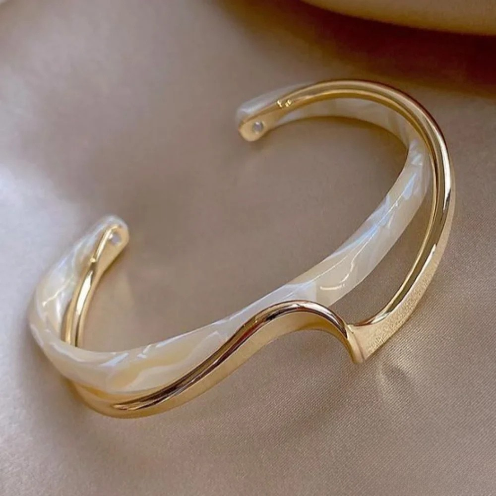 Rieke | Elegant guldfärgat armband med vit opal