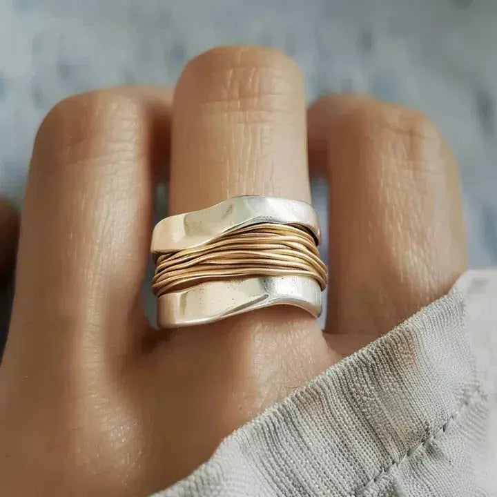 Emilia | Silverfärgad ring med gyllene trådar