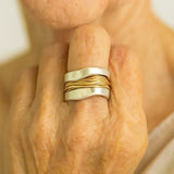 Emilia | Silverfärgad ring med gyllene trådar