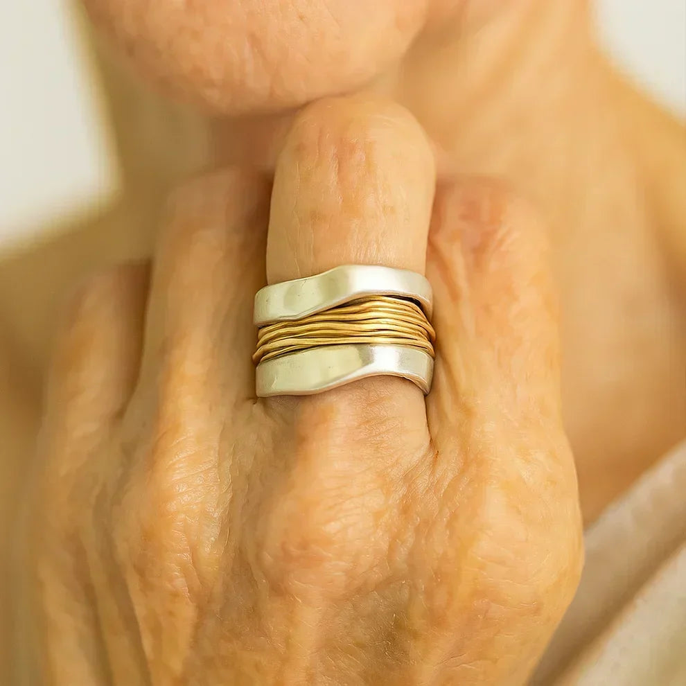 Emilia | Silverfärgad ring med gyllene trådar