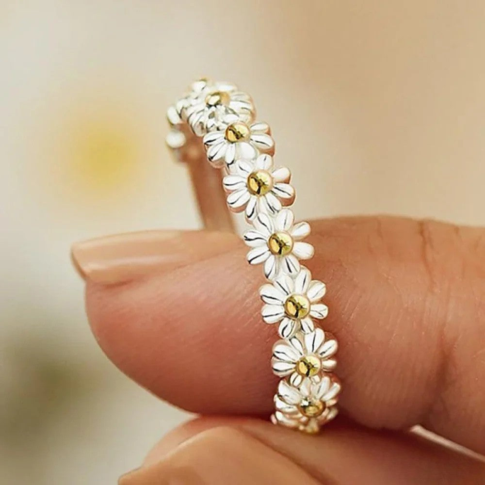 Judith | Justerbar ring med handmålad prästkrage