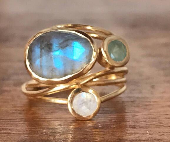 Caroline | Ring med infattad blå månsten i vintagestil