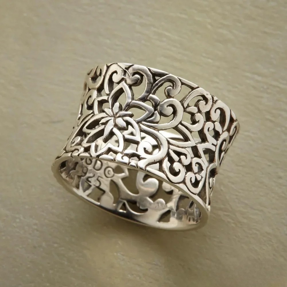 Minna | Genombruten ring i antik stil