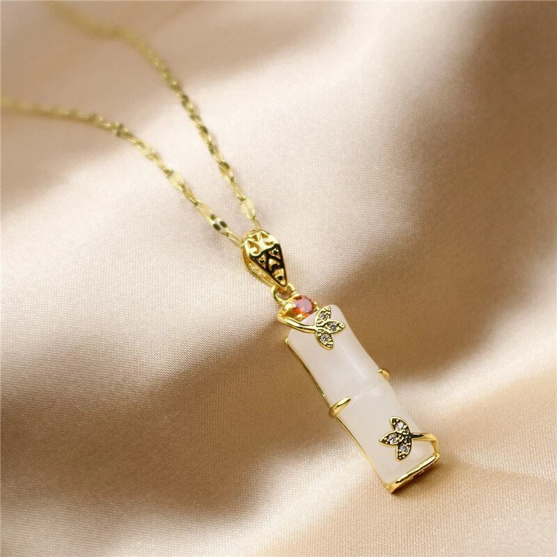 Laura | Halsband med jadeamulett