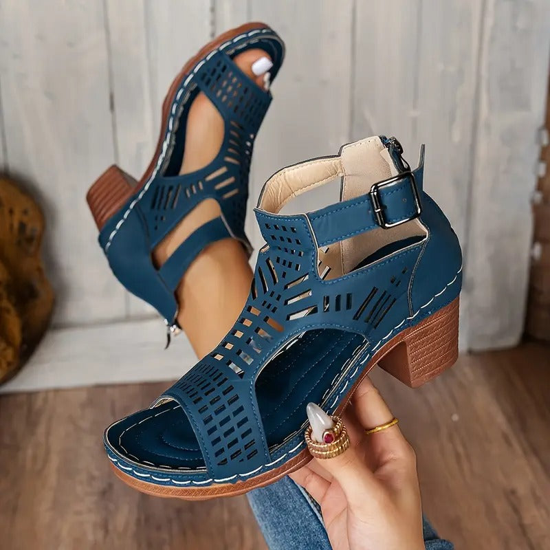 Victoria | Sandaler med laserskurna detaljer och blockklack