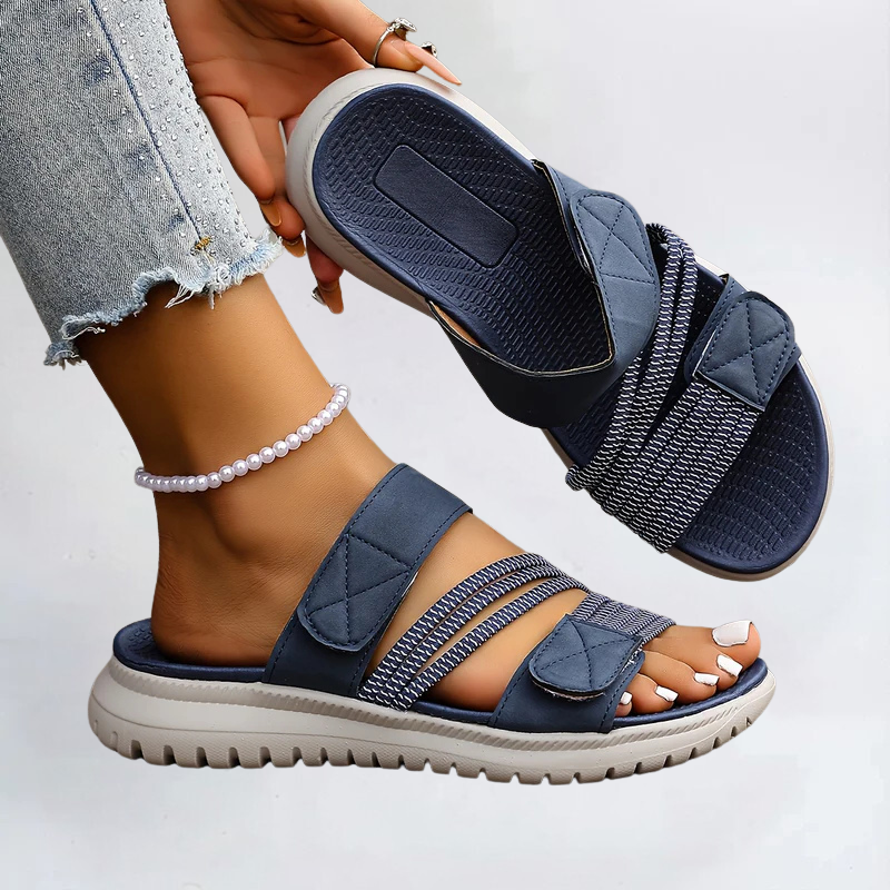 Miriam | Rymliga sandaler med justerbar kardborre