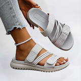 Miriam | Rymliga sandaler med justerbar kardborre