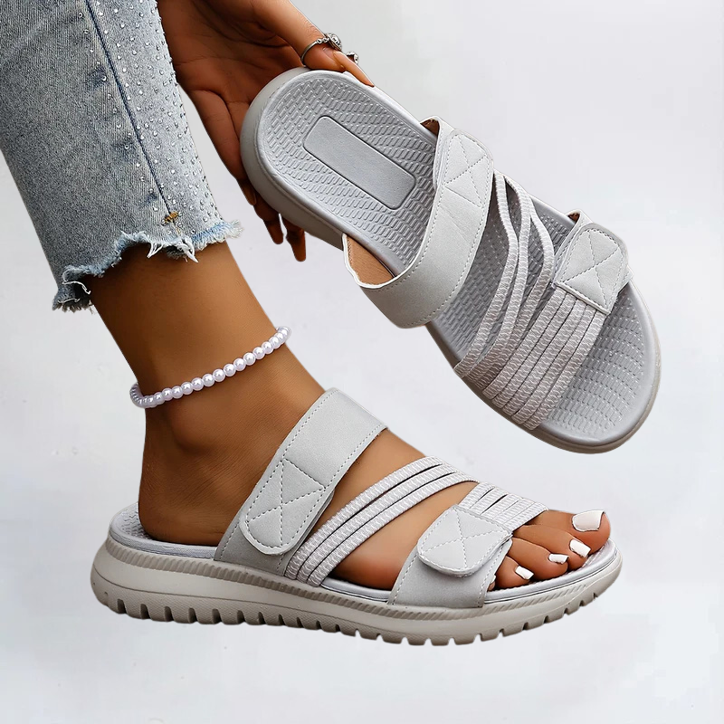 Miriam | Rymliga sandaler med justerbar kardborre