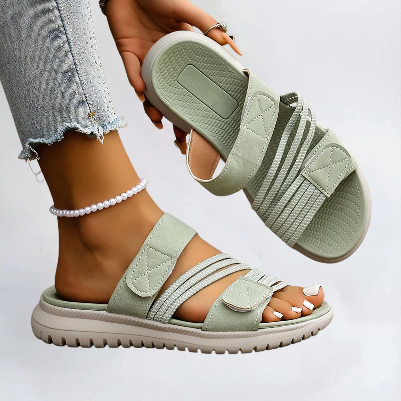 Miriam | Rymliga sandaler med justerbar kardborre