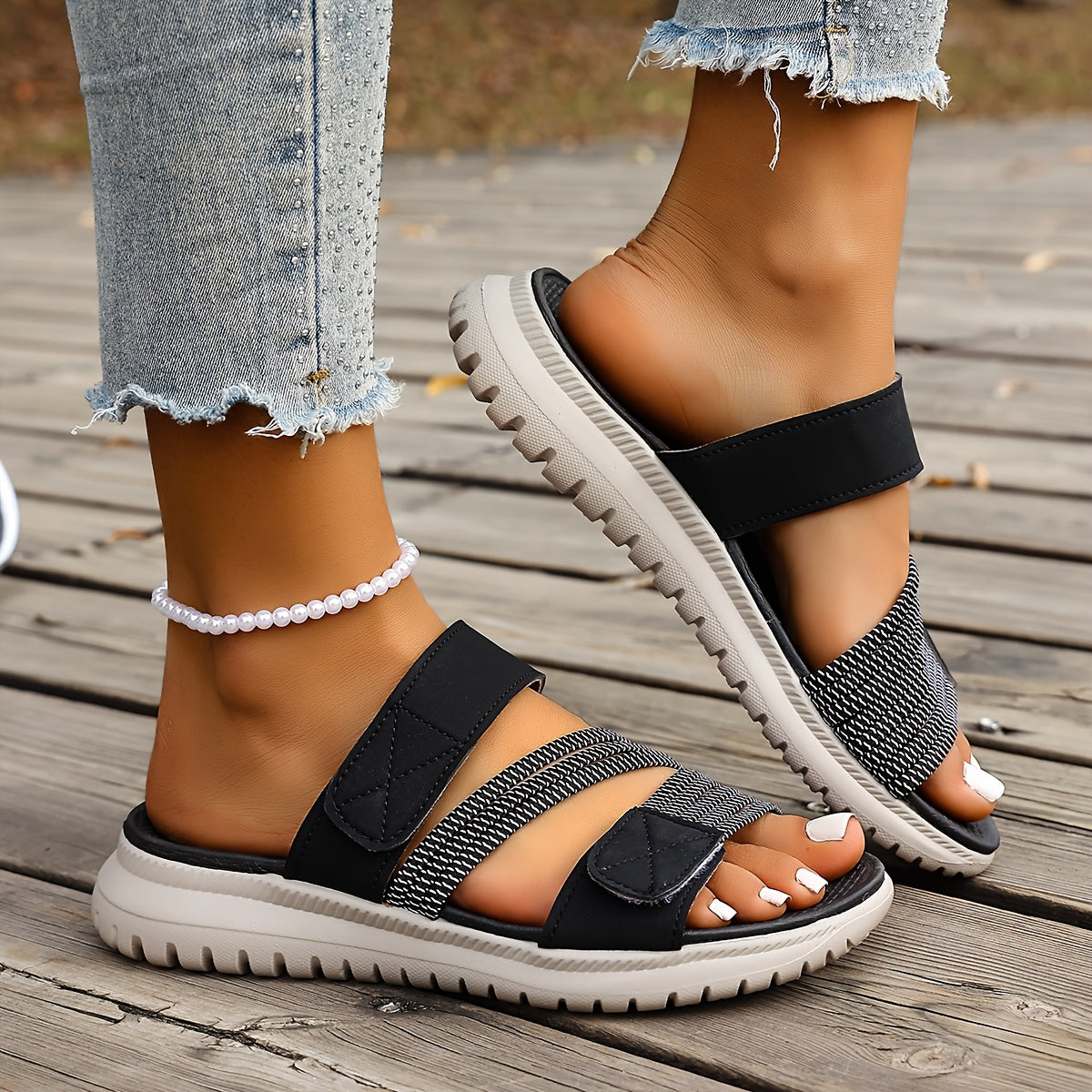 Miriam | Rymliga sandaler med justerbar kardborre