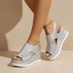 Bianca | Metalliska kilklackssandaler med utskärningar