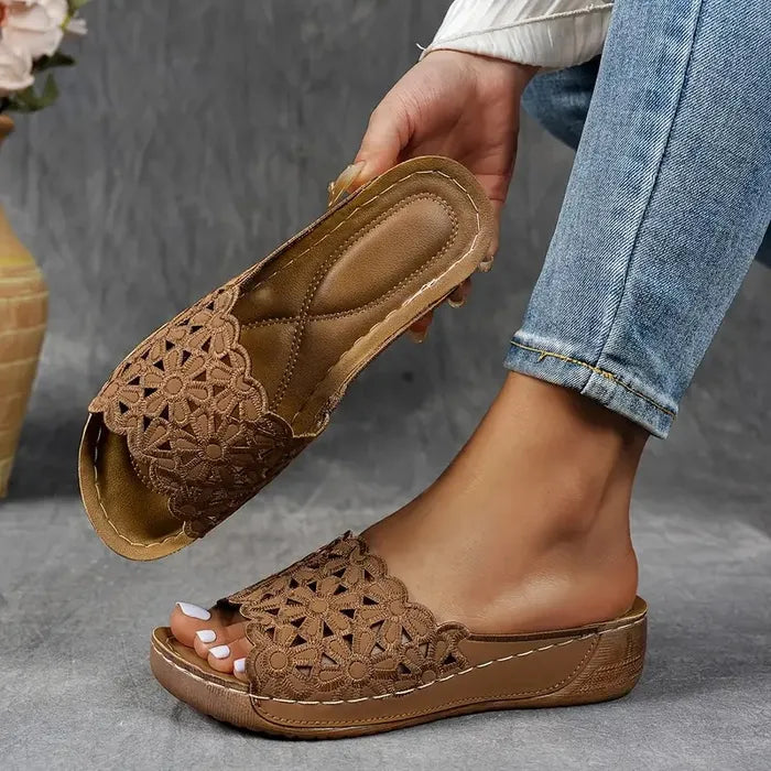 Amelie | Sandaler med blommiga utskärningar