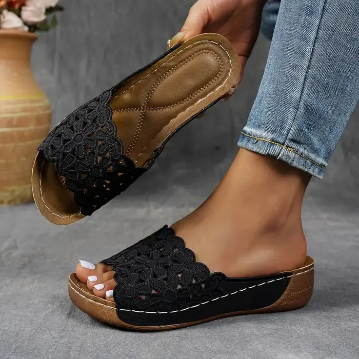 Amelie | Sandaler med blommiga utskärningar