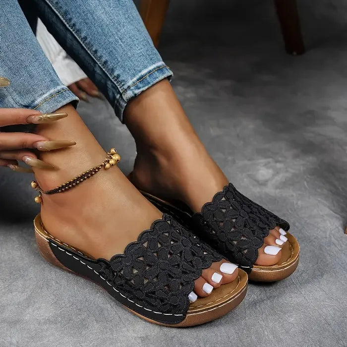 Amelie | Sandaler med blommiga utskärningar