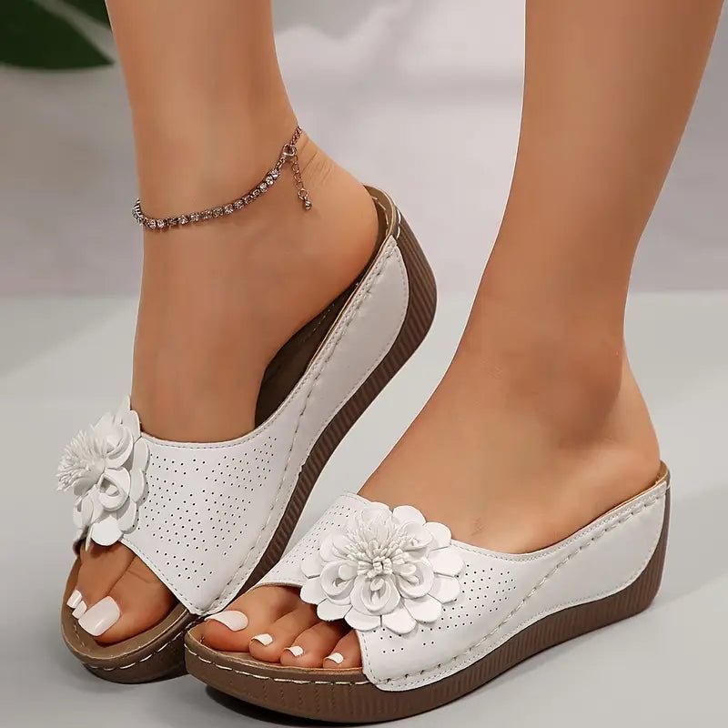 Ella | Sandaler med tredimensionella blommor