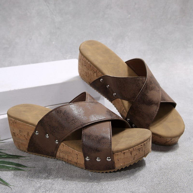 Ellen | Bohemiska kilklackssandaler med nitar