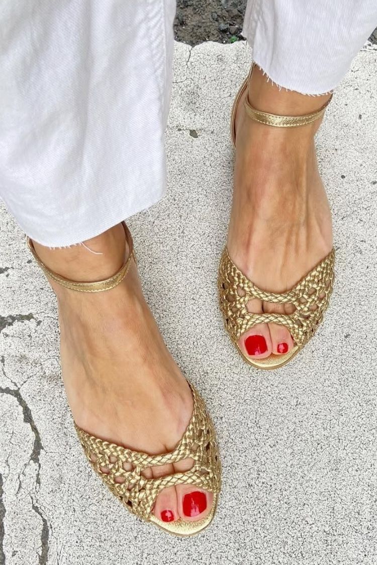 Ottilie | Guldfärgade sandaler med flätat mönster