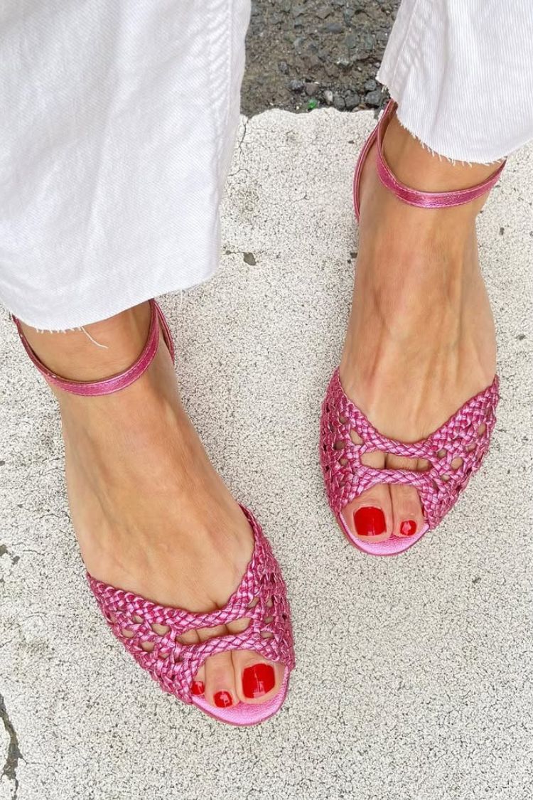 Ottilie | Guldfärgade sandaler med flätat mönster