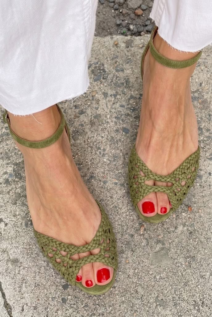 Ottilie | Guldfärgade sandaler med flätat mönster