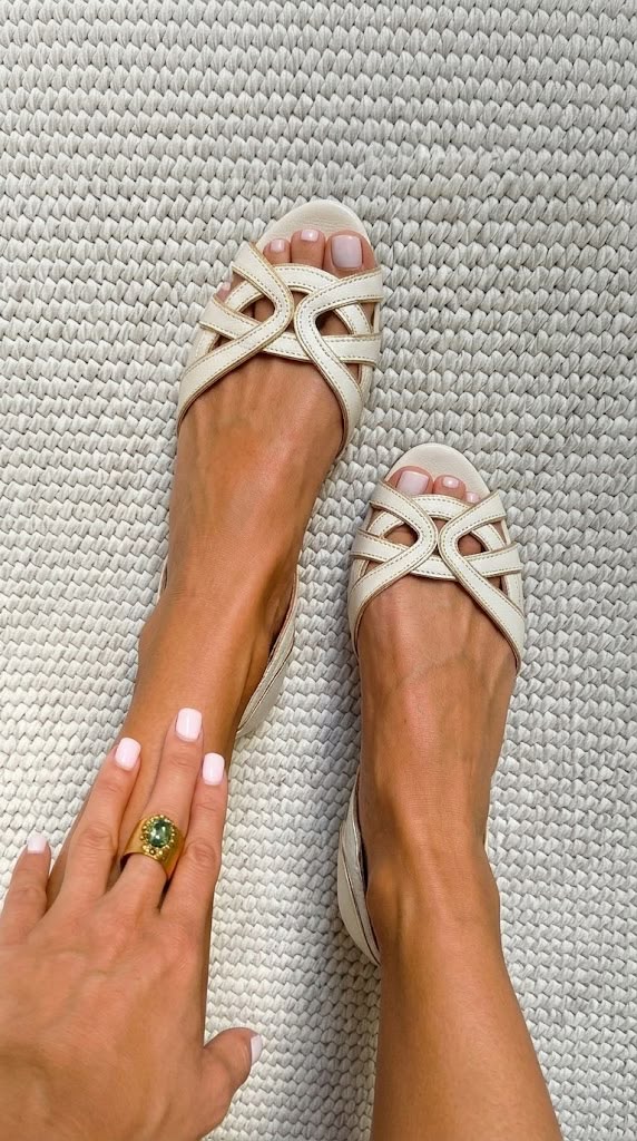 Tamara | Krämfärgade sandaler med flätade remmar